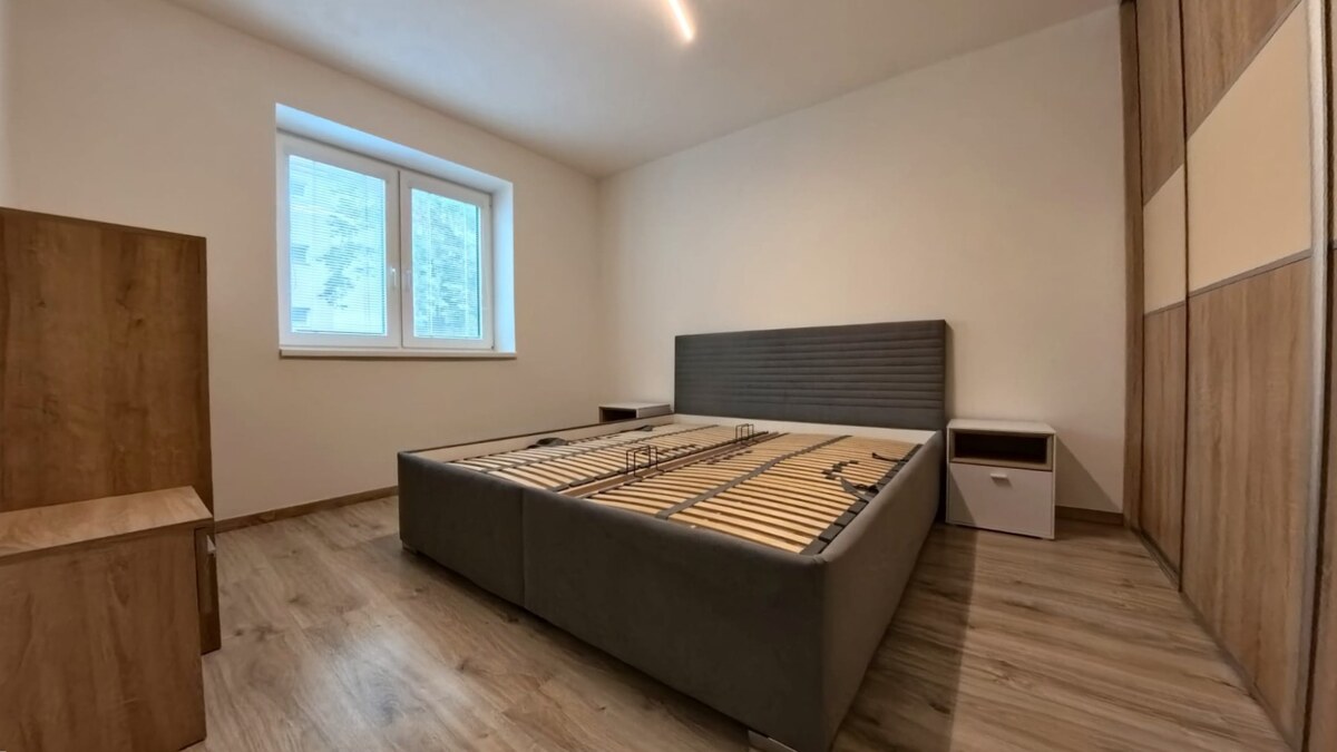 TOP 2i byt na Kalvárii: Nový nábytok, balkón, parkovanie–voľný ihneď ! — foto 8
