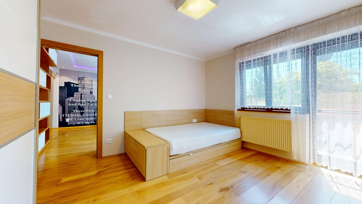 NA PRENÁJOM MODERNE ZREKONŠTRUOVANÝ 3 IZBOVÝ BYT + GARÁŽ V CENTRE — foto 9