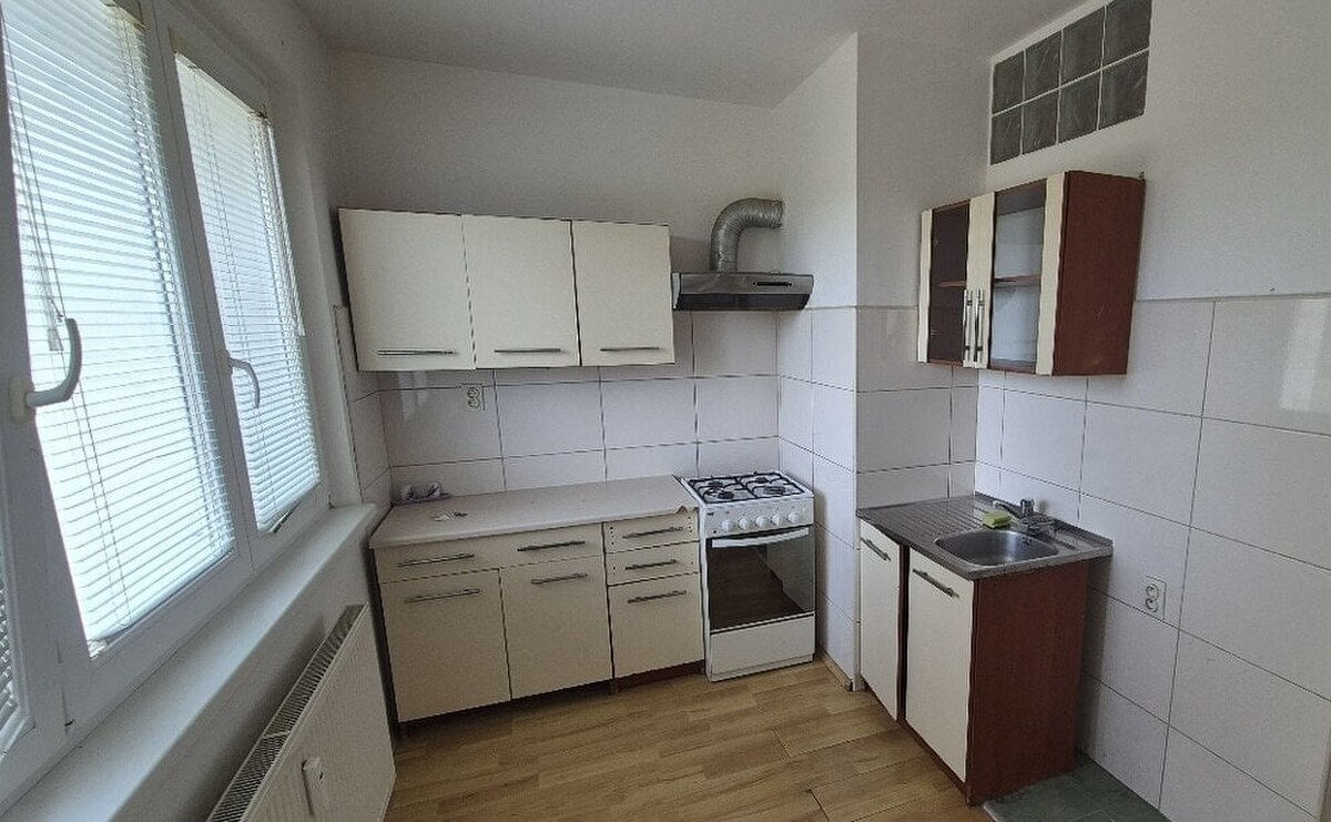 PREDAJ : 1 IZBOVÝ BYT, KOMÁRNO