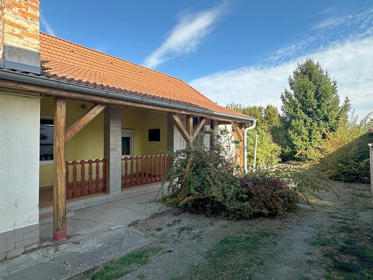 NA PREDAJ RODINNÝ DOM S DVOMI BYTOVÝMI JEDNOTKAMI, KOLÁROVO