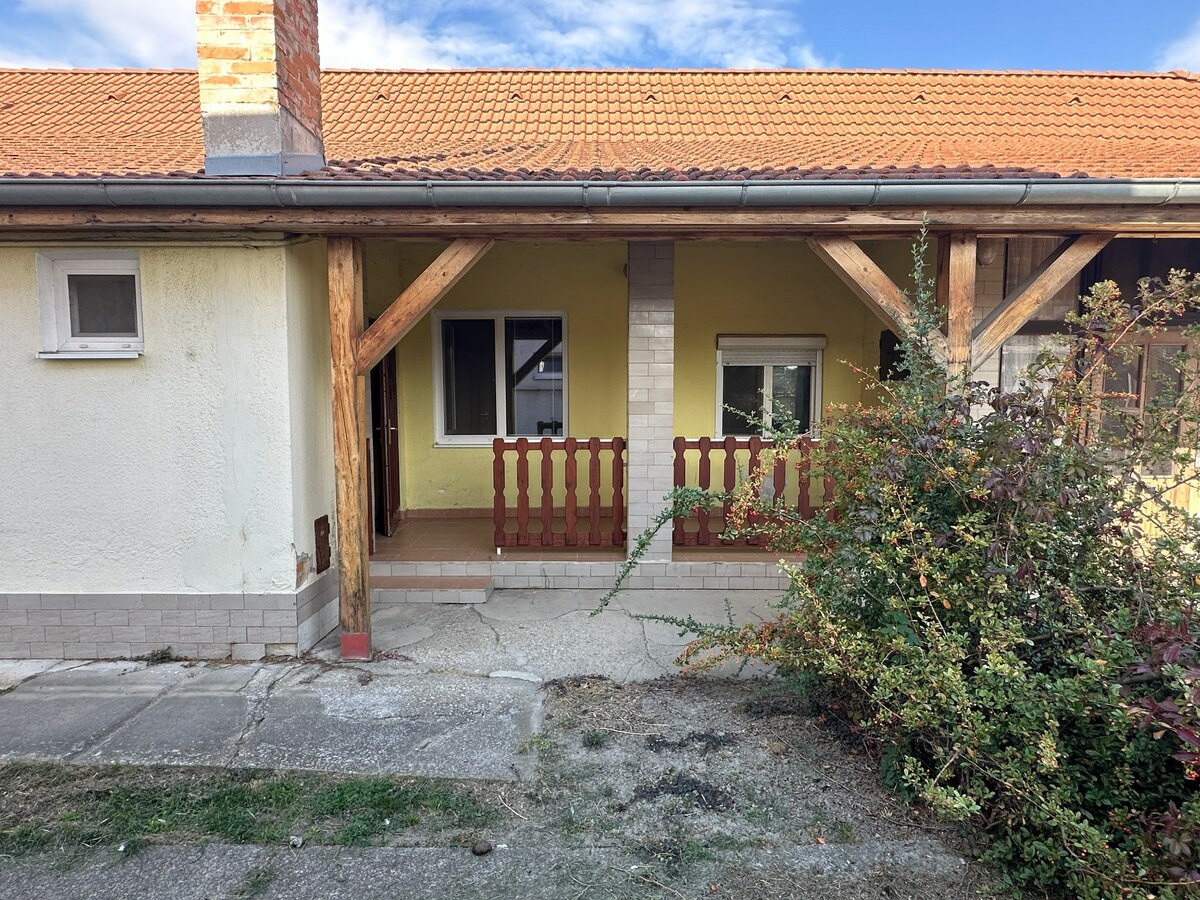 NA PREDAJ RODINNÝ DOM S DVOMI BYTOVÝMI JEDNOTKAMI, KOLÁROVO — foto 2