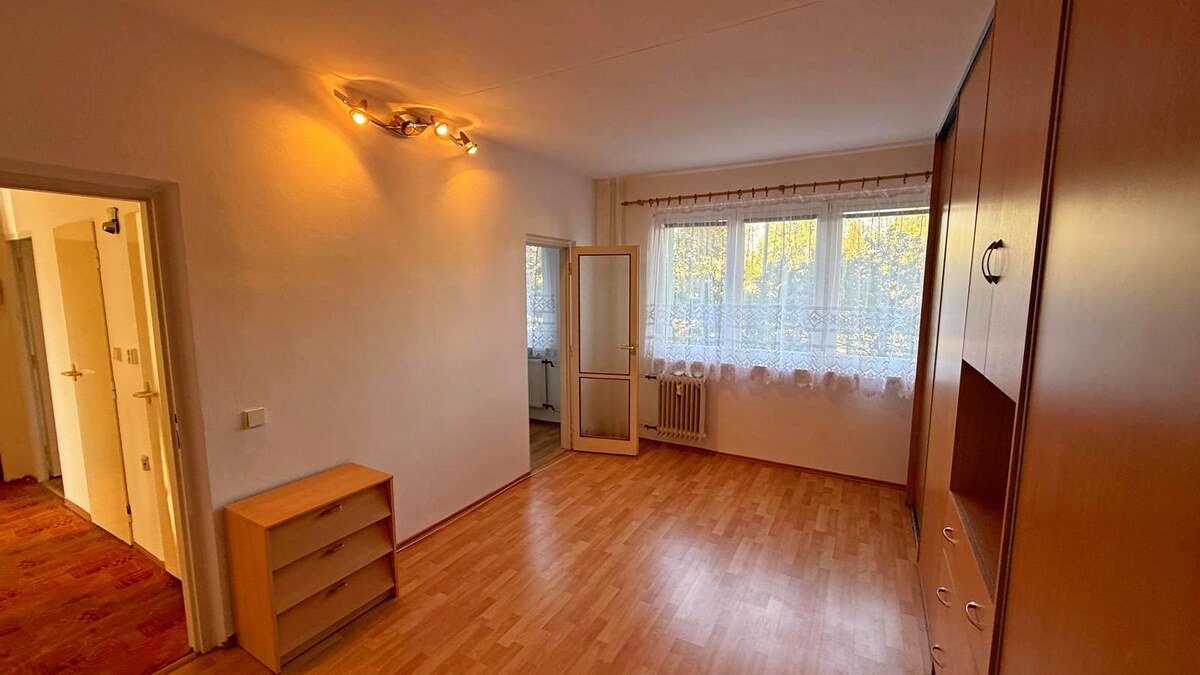 NA PREDAJ 3 IZBOVÝ BYT S BALKÓNOM V KOMÁRNE — foto 3