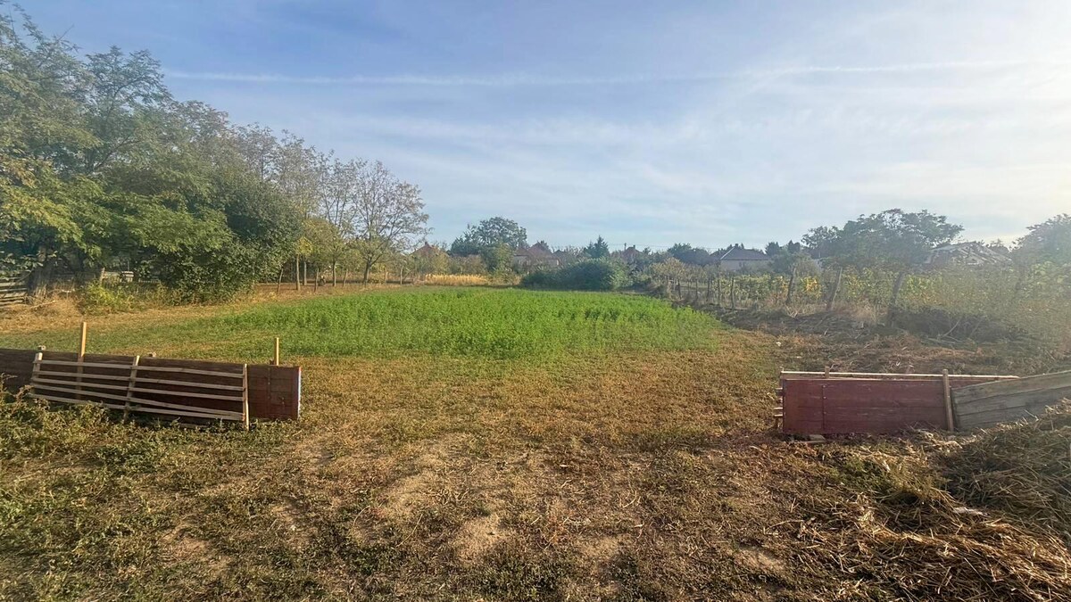 NA PREDAJ STAVEBNÝ POZEMOK V CENTRE DULOVIEC – 1602 m² — foto 2