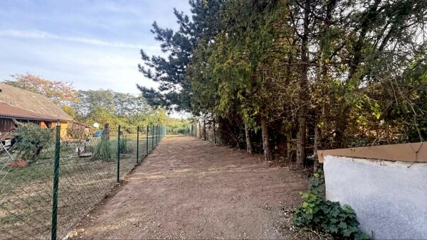 NA PREDAJ STAVEBNÝ POZEMOK V CENTRE DULOVIEC – 1602 m²