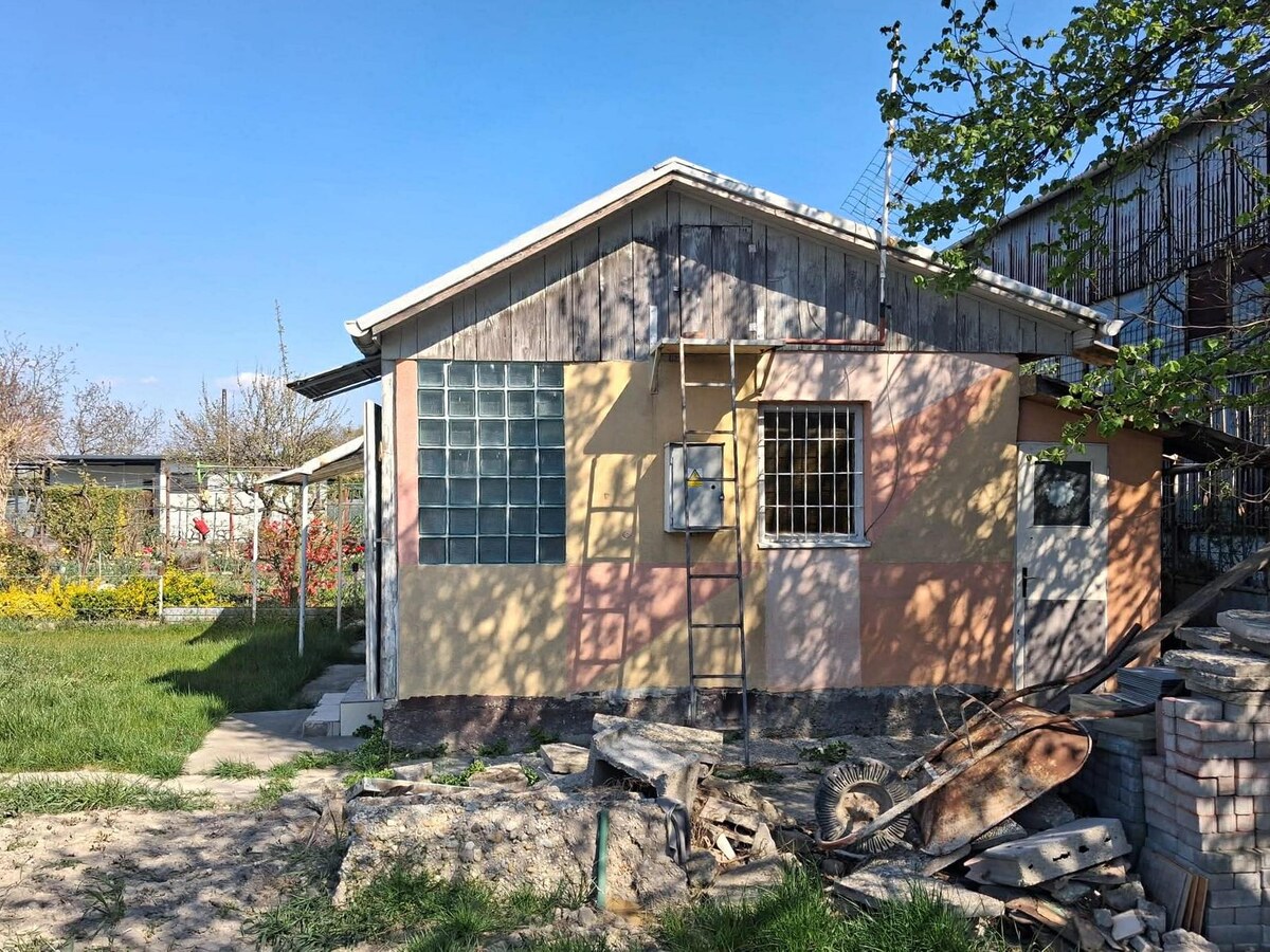 PREDAJ  ZÁHRADA S MUROVANOU CHATOU - Komárno