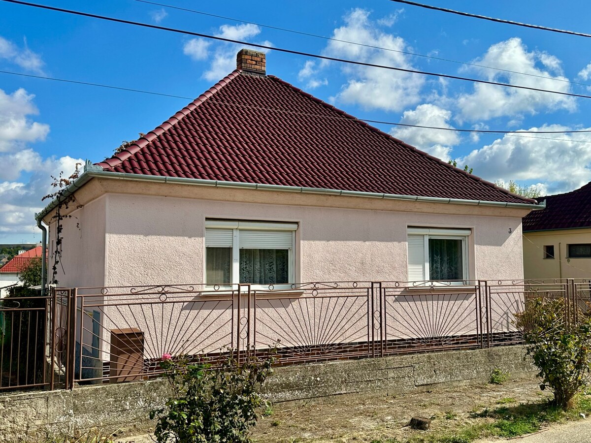 NA PREDAJ 2 IZBOVÝ RODINNÝ DOM S LETNOU KUCHYNKOU, DULOVCE