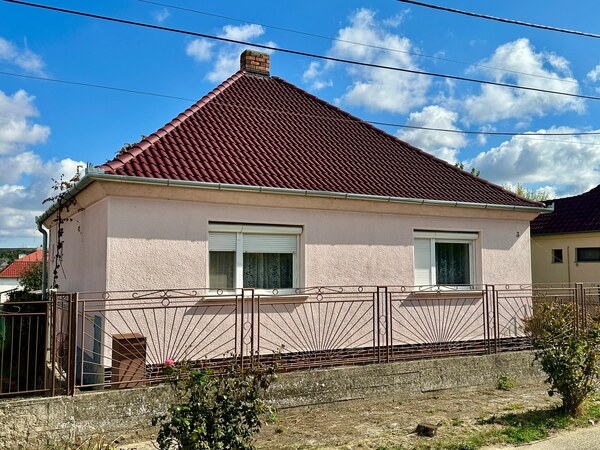 NA PREDAJ 2 IZBOVÝ RODINNÝ DOM S LETNOU KUCHYNKOU, DULOVCE