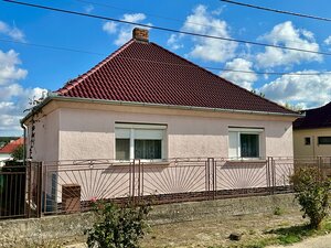 NA PREDAJ 2 IZBOVÝ RODINNÝ DOM S LETNOU KUCHYNKOU, DULOVCE — foto 1