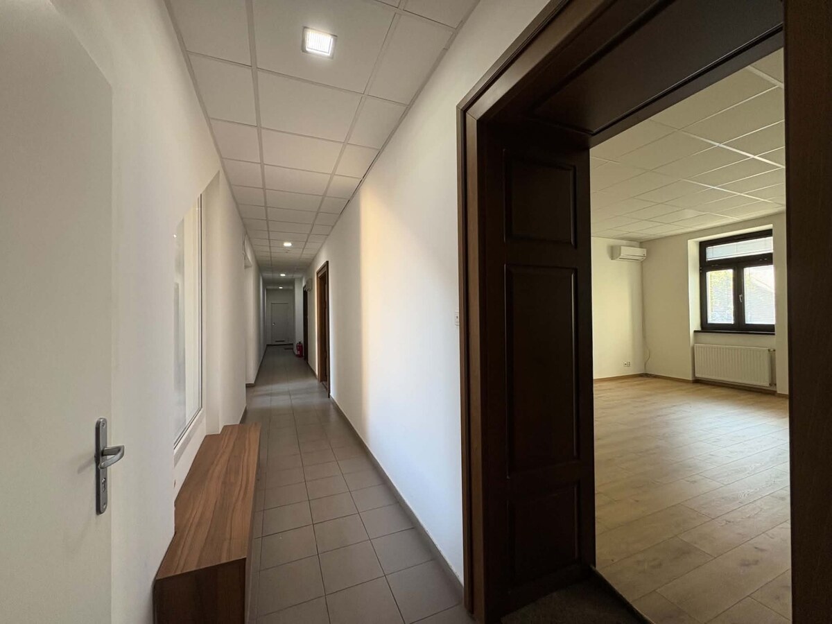 NA PRENÁJOM kancelársky priestor / 30 m²/  v centre mesta s parkovaním