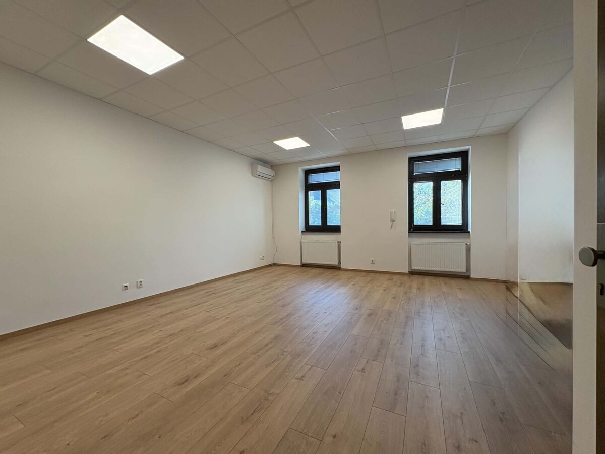 NA PRENÁJOM kancelársky priestor / 30 m²/  v centre mesta s parkovaním — foto 2