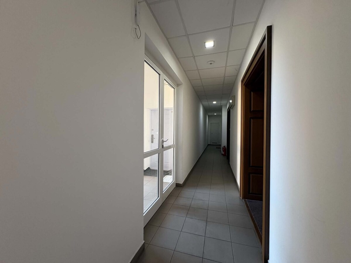 NA PRENÁJOM kancelársky priestor / 30 m²/  v centre mesta s parkovaním — foto 5