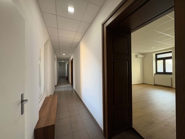 NA PRENÁJOM kancelársky priestor / 30 m²/  v centre mesta s parkovaním