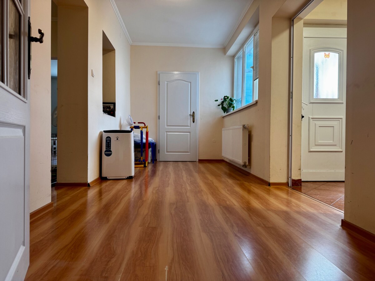 2,5-IZBOVÝ RODINNÝ DOM PRIAMO V CENTRE MESTA NESVADY — foto 4
