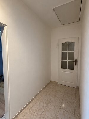 2,5-IZBOVÝ RODINNÝ DOM PRIAMO V CENTRE MESTA NESVADY — foto 11