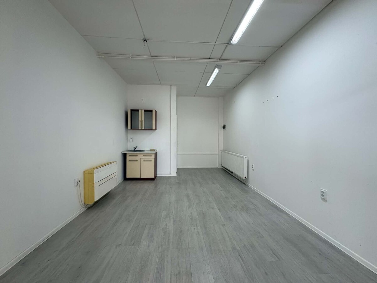 NA PRENÁJOM menší podnikateľský priestor /20 m2/ Komárno — foto 3