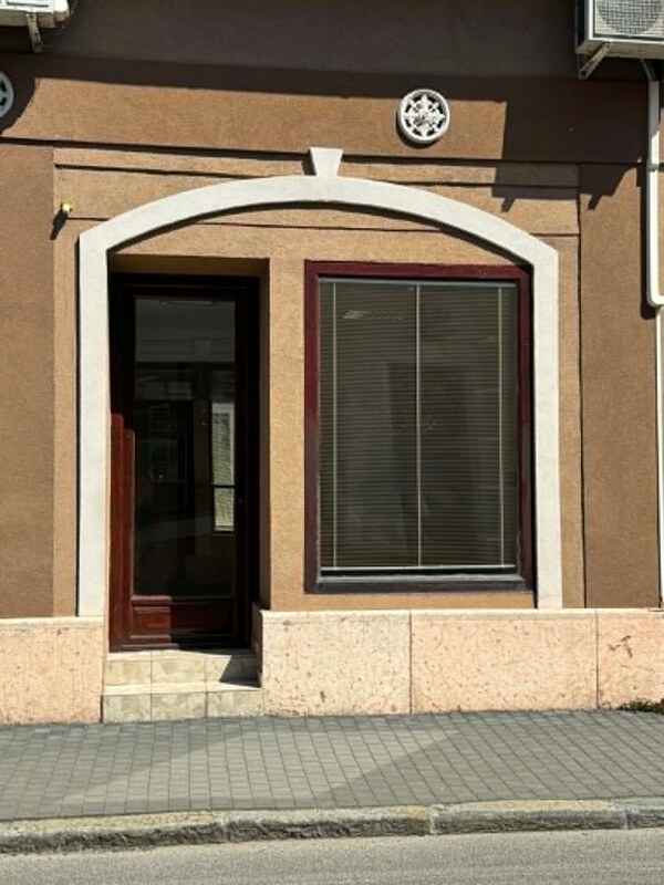 PRENÁJOM - obchodný priestor/ kancelária na Jókaiho ulici - KOMÁRNO