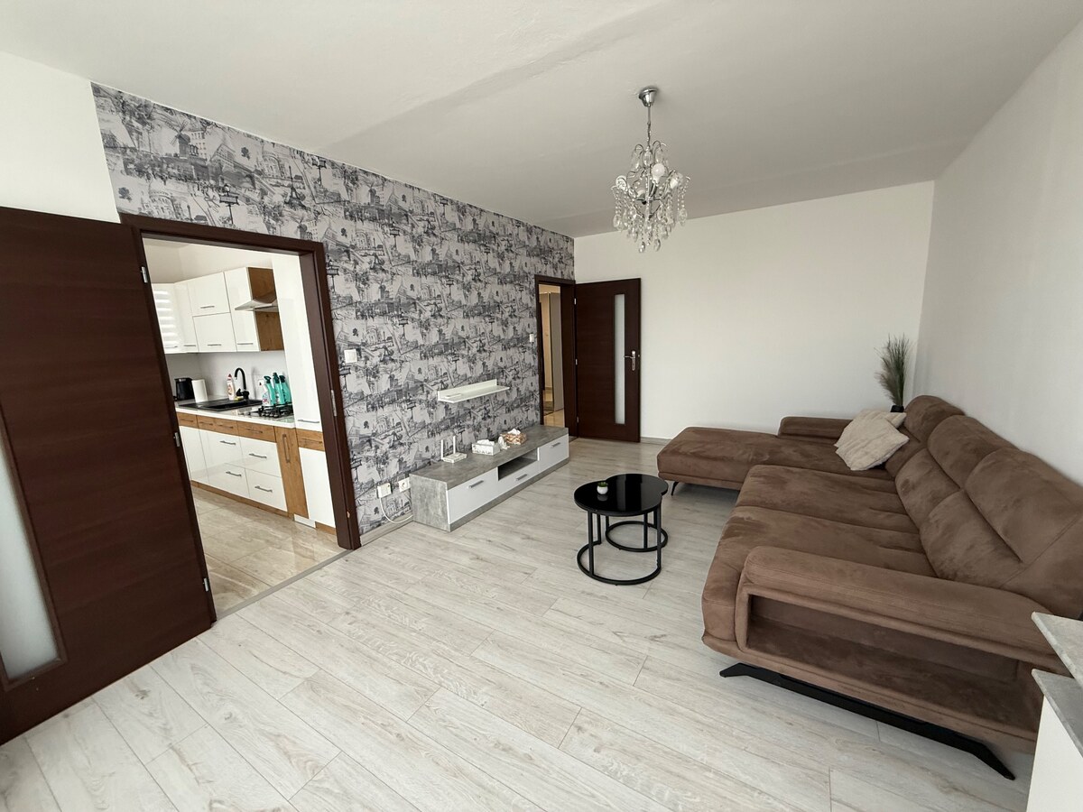 PRENÁJOM , veľký 3 izbový byt ,82m2 ,s balkónom Nové Zámky, prerobený