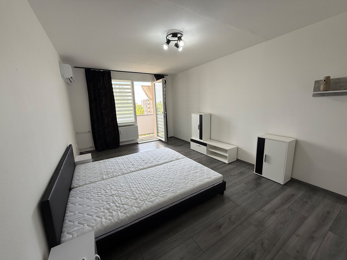 PRENÁJOM , veľký 3 izbový byt ,82m2 ,s balkónom Nové Zámky, prerobený — foto 11