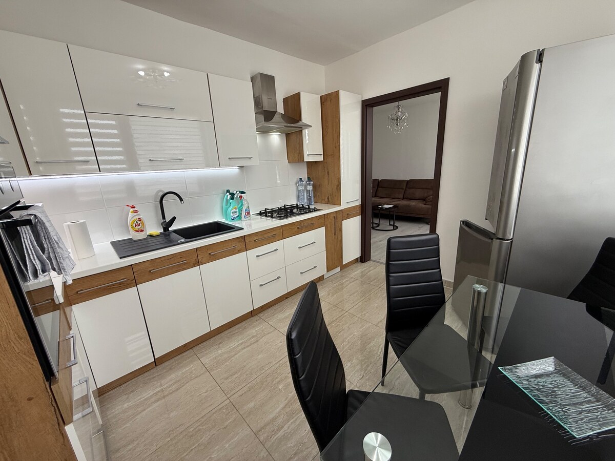 PRENÁJOM , veľký 3 izbový byt ,82m2 ,s balkónom Nové Zámky, prerobený — foto 2