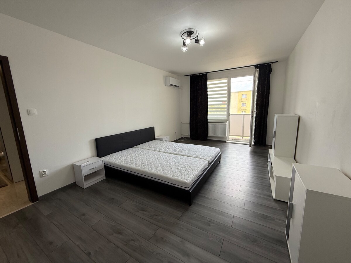 PRENÁJOM , veľký 3 izbový byt ,82m2 ,s balkónom Nové Zámky, prerobený — foto 7