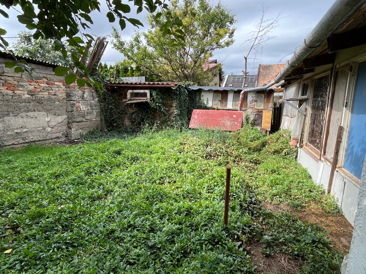 NA PREDAJ Rodinný dom na rekonštrukciu v tichej lokalite Komárna — foto 13