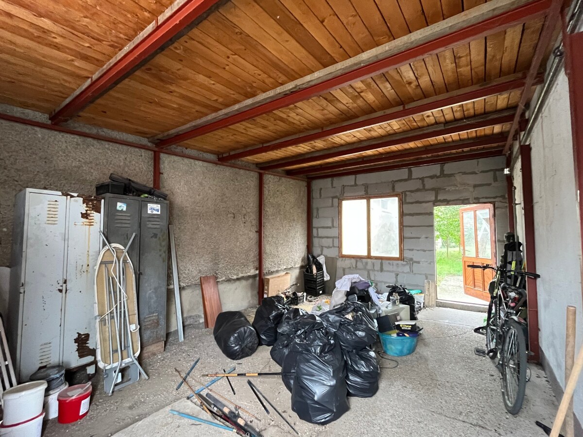 NA PREDAJ Rodinný dom na rekonštrukciu v tichej lokalite Komárna — foto 14
