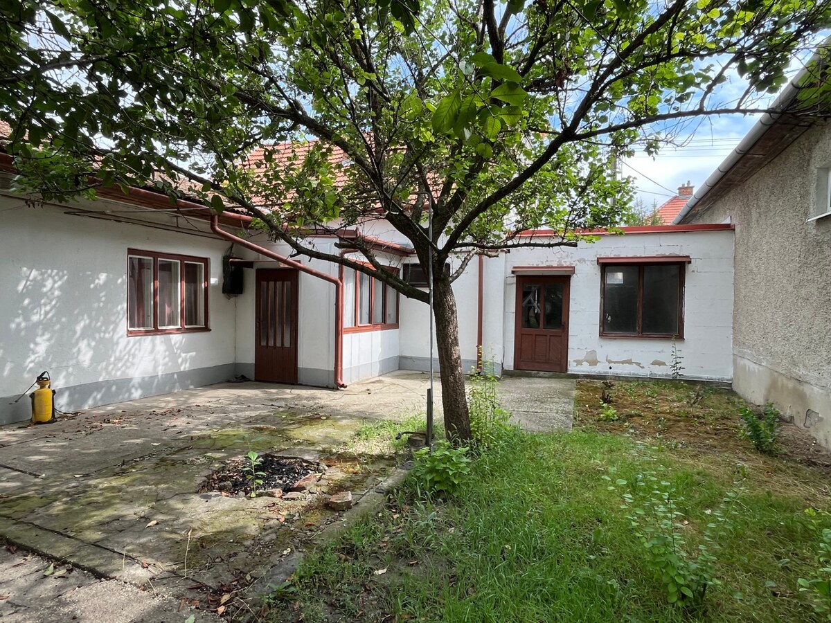 NA PREDAJ Rodinný dom na rekonštrukciu v tichej lokalite Komárna — foto 5