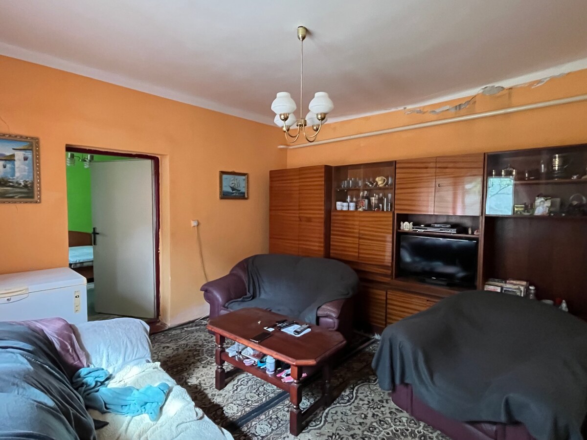 NA PREDAJ Rodinný dom na rekonštrukciu v tichej lokalite Komárna — foto 8