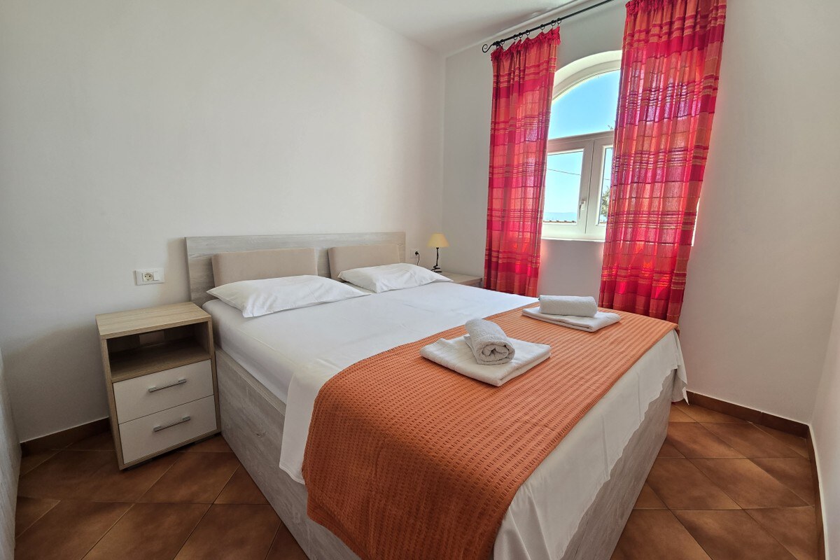NA PREDAJ 2-izbový APARTMÁN S VÝHĽADOM NA MORE, OMIŠ — foto 7