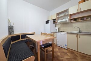 NA PREDAJ 2-izbový APARTMÁN S VÝHĽADOM NA MORE, OMIŠ — foto 6