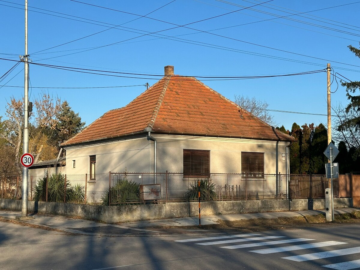 RODINNÝ DOM S VEĽKÝM POTENCIÁLIM V PRIAMOM CENTRE MESTA, HURBANOVO
