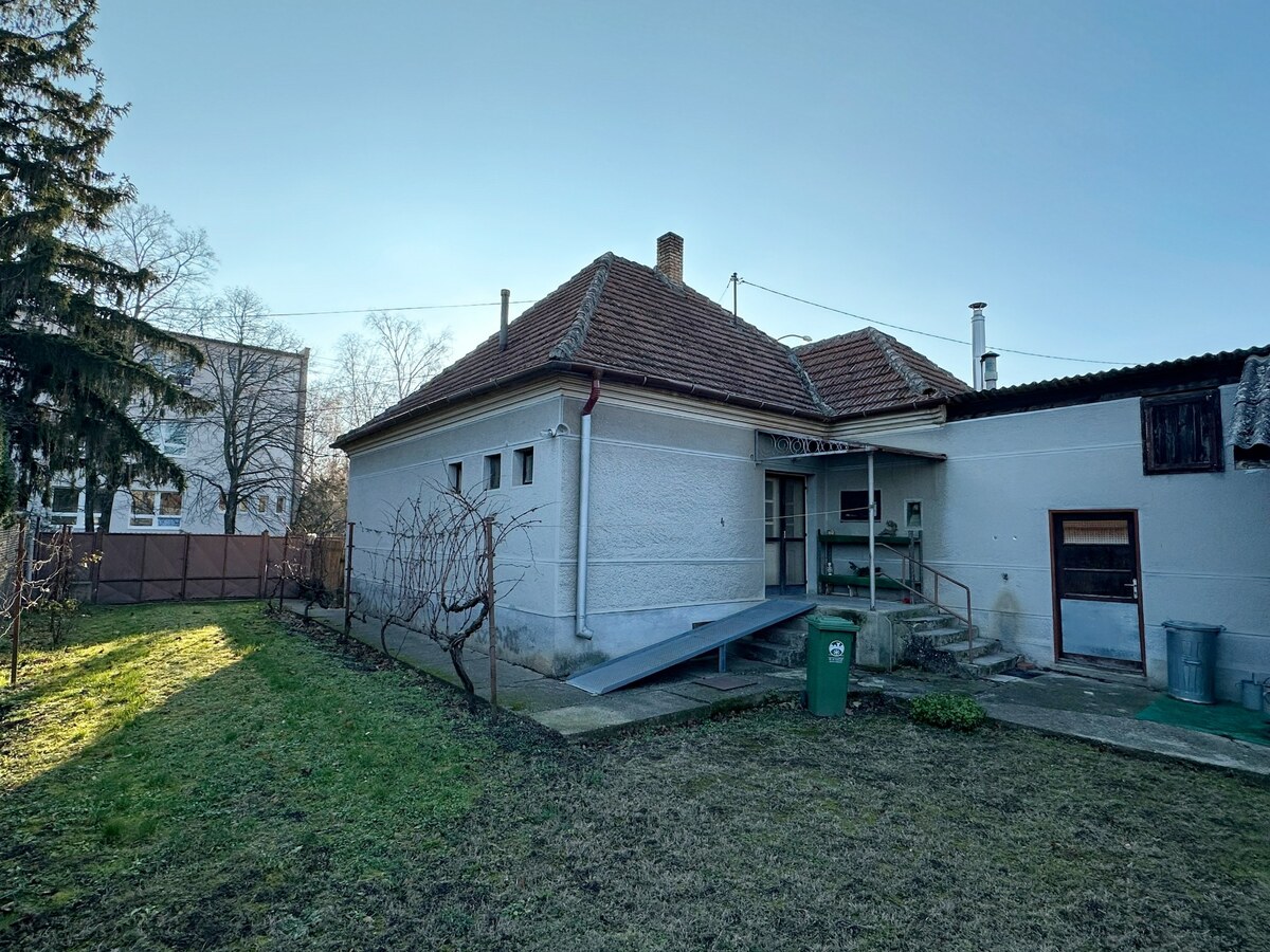 RODINNÝ DOM S VEĽKÝM POTENCIÁLIM V PRIAMOM CENTRE MESTA, HURBANOVO — foto 4