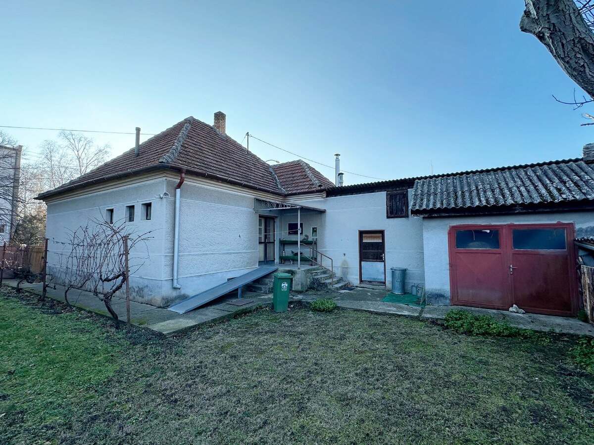 RODINNÝ DOM S VEĽKÝM POTENCIÁLIM V PRIAMOM CENTRE MESTA, HURBANOVO — foto 5