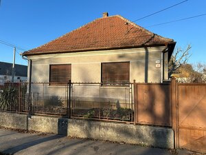 RODINNÝ DOM S VEĽKÝM POTENCIÁLIM V PRIAMOM CENTRE MESTA, HURBANOVO — foto 2