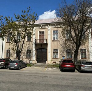 NA PREDAJ: HISTORICKÁ BUDOVA S POZEMKOM v srdci Komárna — foto 1