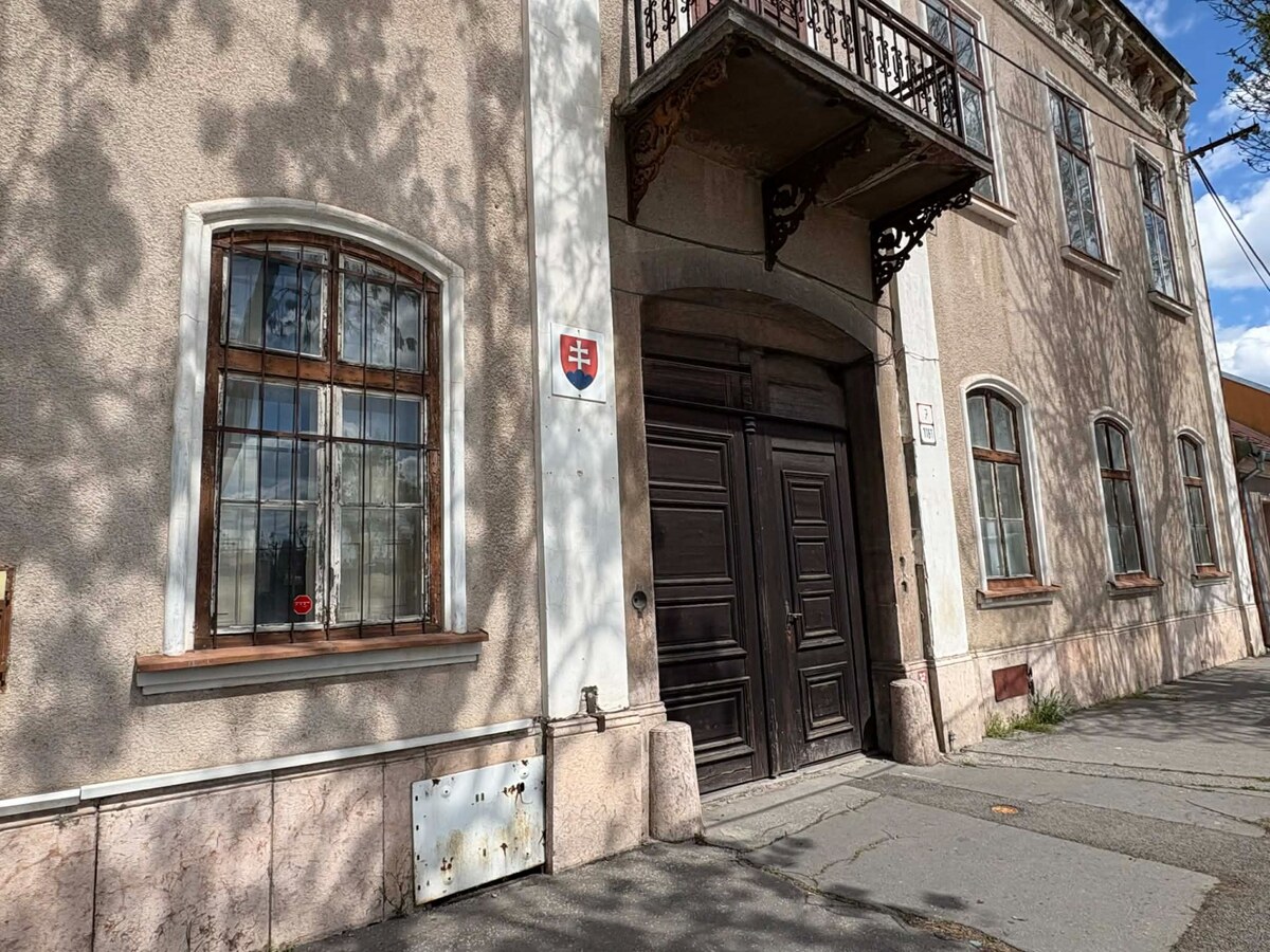 NA PREDAJ: HISTORICKÁ BUDOVA z 19. str. s pozemkom  v srdci Komárna — foto 2