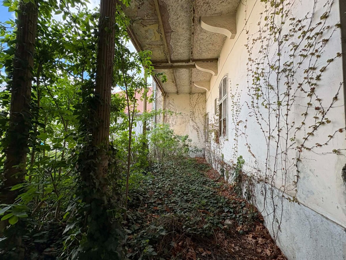 NA PREDAJ: HISTORICKÁ BUDOVA z 19. str. s pozemkom  v srdci Komárna — foto 6