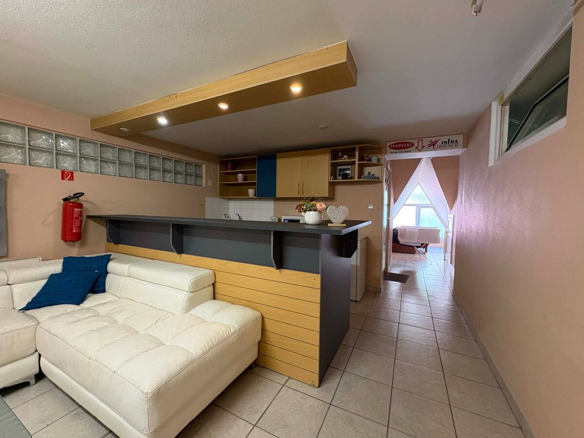 NA PRENÁJOM  MENŠÍ PODNIKATEĽSKÝ PRIESTOR v Komárne — foto 7