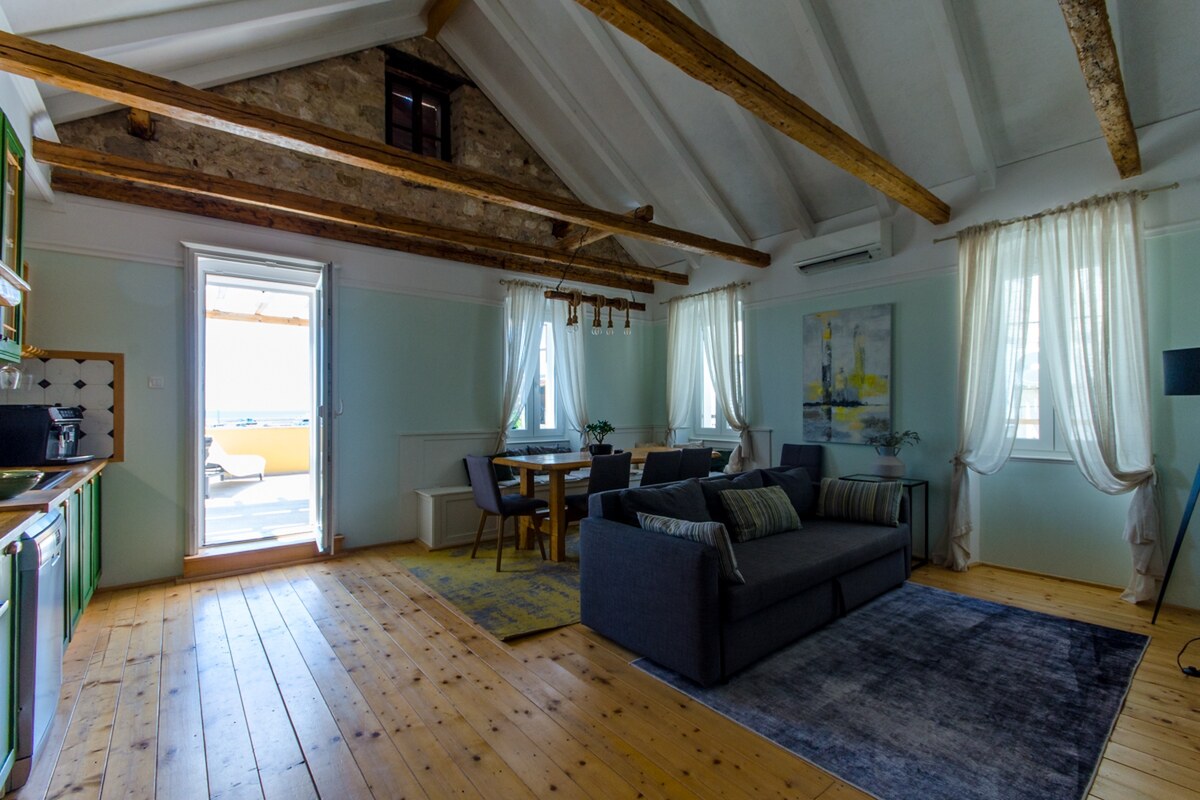 NA PREDAJ zrekonštruovaná vila /330 m²/ na pobreží, mesto Komiža /VIS/ — foto 10
