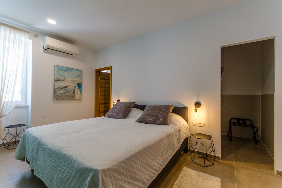 NA PREDAJ zrekonštruovaná vila /330 m²/ na pobreží, mesto Komiža /VIS/ — foto 12