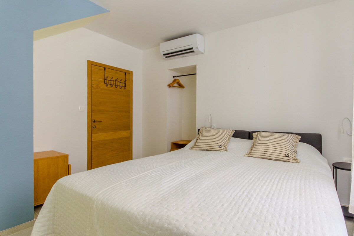NA PREDAJ zrekonštruovaná vila /330 m²/ na pobreží, mesto Komiža /VIS/ — foto 13