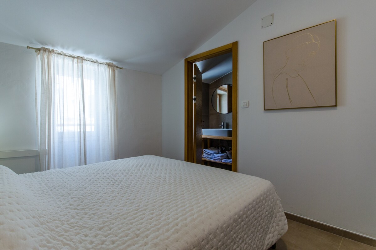 NA PREDAJ zrekonštruovaná vila /330 m²/ na pobreží, mesto Komiža /VIS/ — foto 14