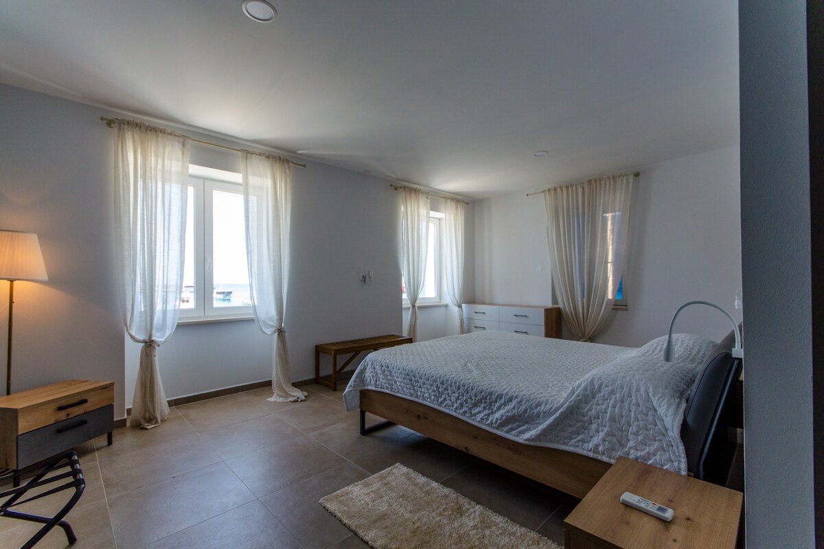 NA PREDAJ zrekonštruovaná vila /330 m²/ na pobreží, mesto Komiža /VIS/ — foto 15