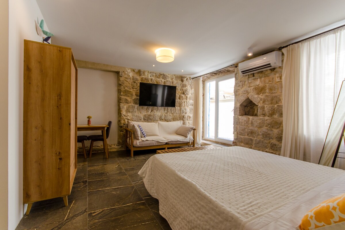 NA PREDAJ zrekonštruovaná vila /330 m²/ na pobreží, mesto Komiža /VIS/ — foto 16