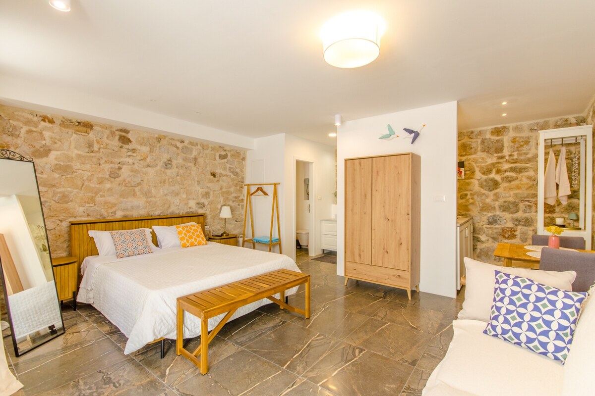 NA PREDAJ zrekonštruovaná vila /330 m²/ na pobreží, mesto Komiža /VIS/ — foto 17