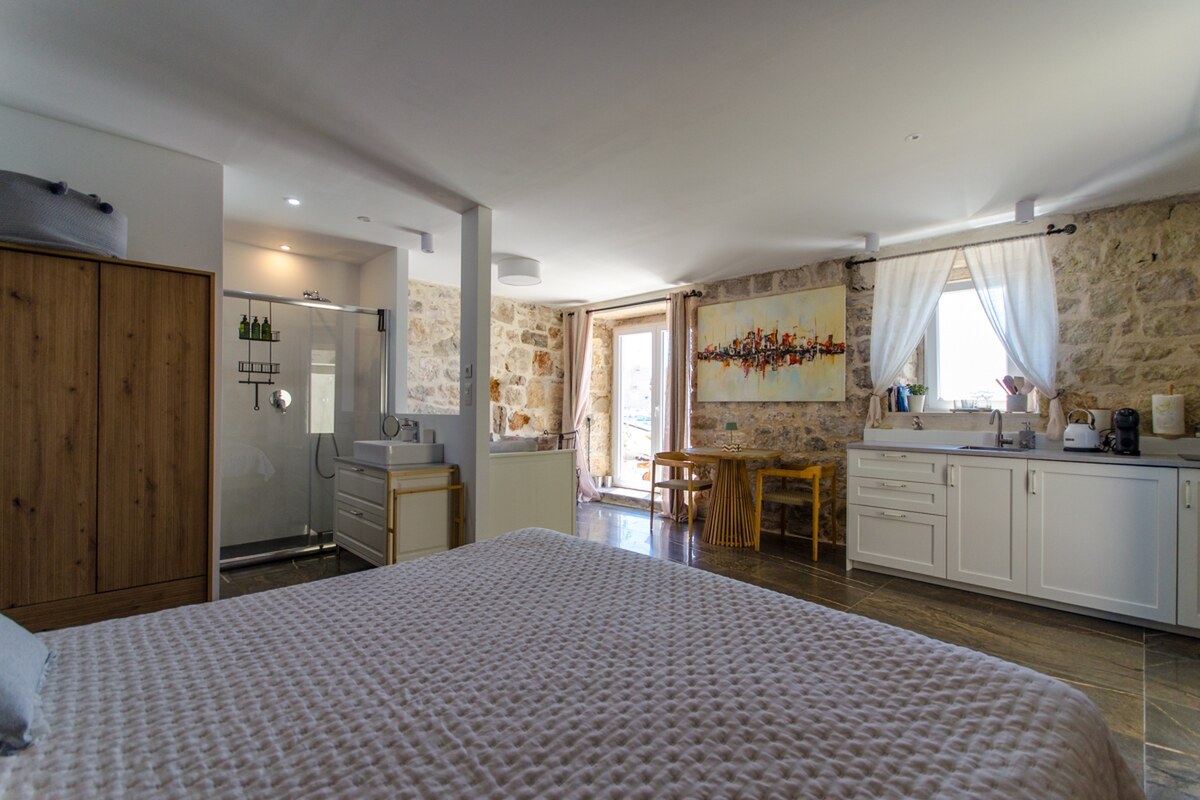 NA PREDAJ zrekonštruovaná vila /330 m²/ na pobreží, mesto Komiža /VIS/ — foto 18