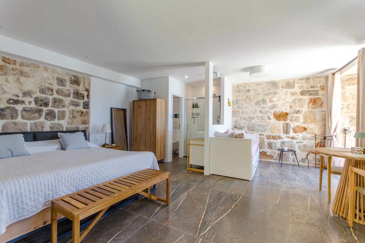 NA PREDAJ zrekonštruovaná vila /330 m²/ na pobreží, mesto Komiža /VIS/ — foto 19