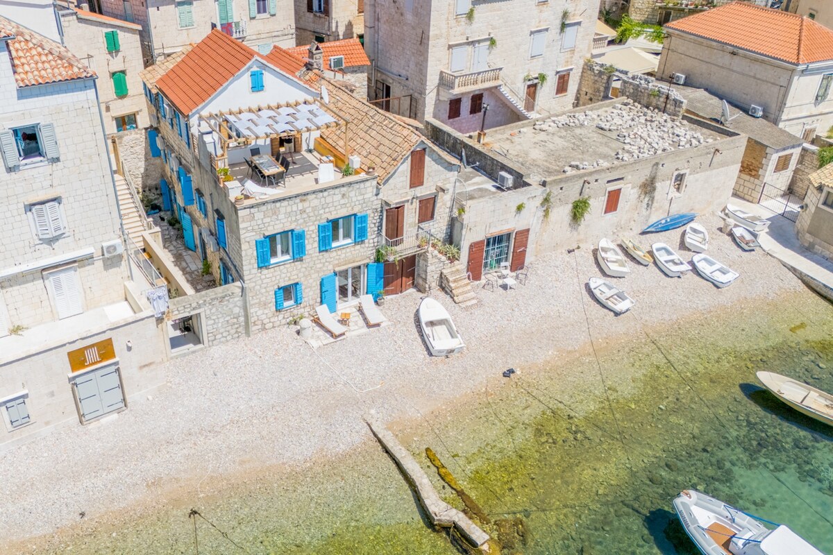 NA PREDAJ zrekonštruovaná vila /330 m²/ na pobreží, mesto Komiža /VIS/ — foto 2