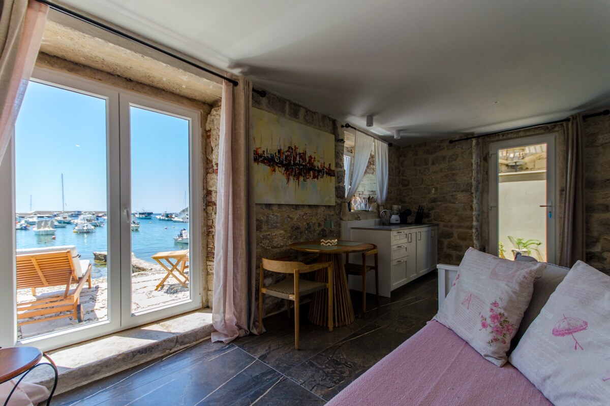 NA PREDAJ zrekonštruovaná vila /330 m²/ na pobreží, mesto Komiža /VIS/ — foto 20