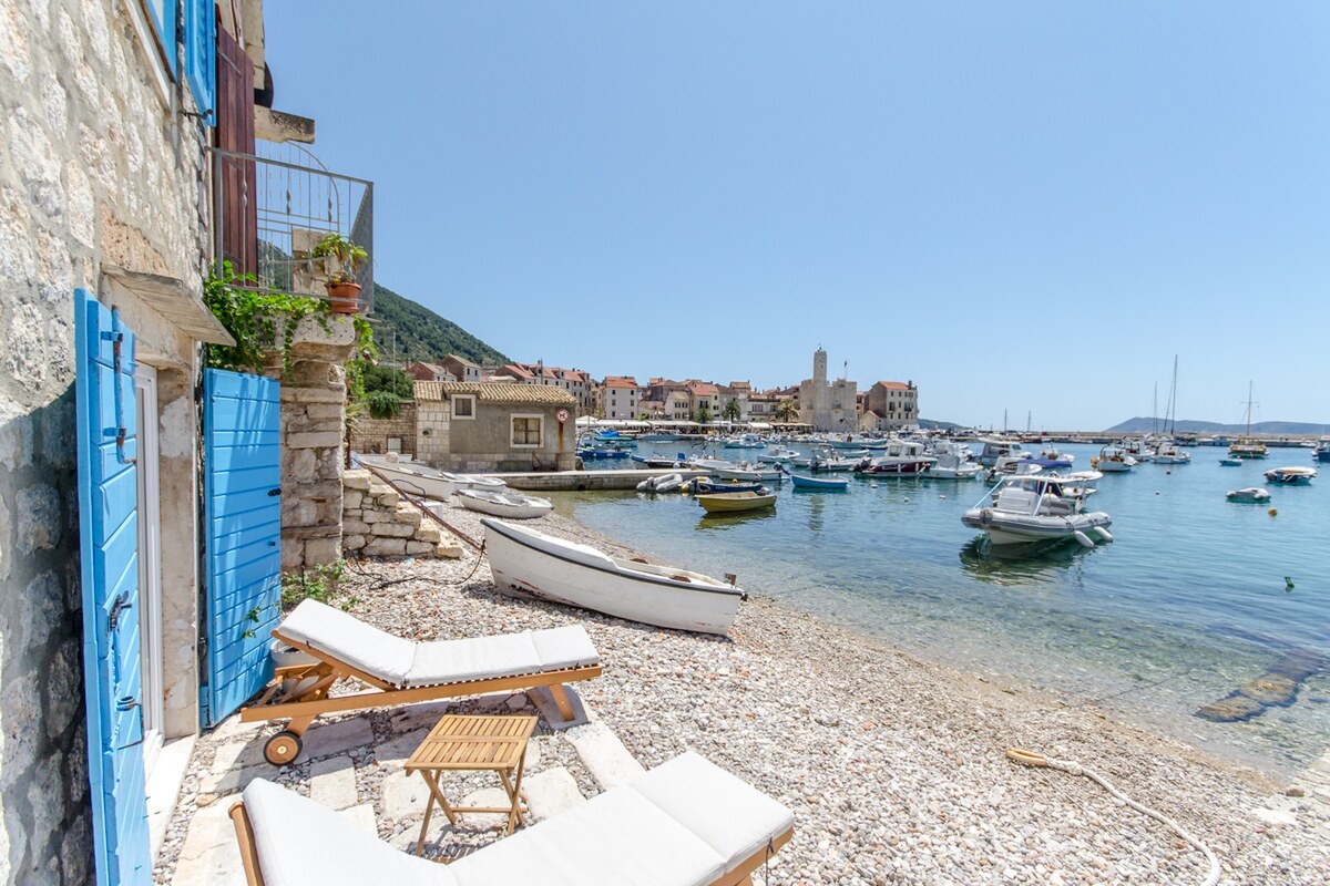 NA PREDAJ zrekonštruovaná vila /330 m²/ na pobreží, mesto Komiža /VIS/ — foto 3